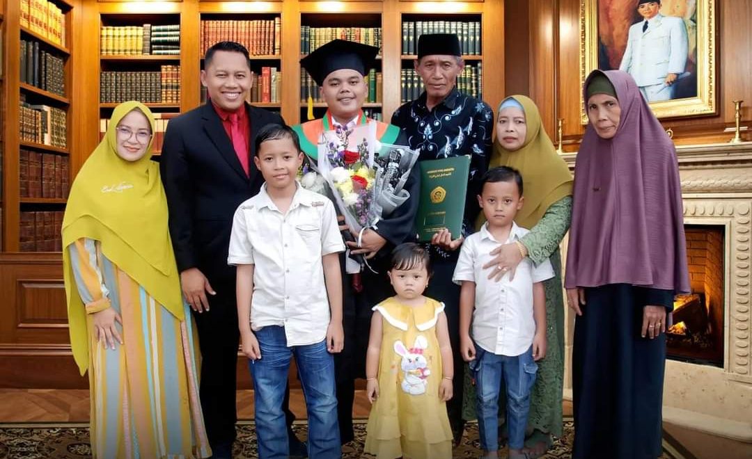 Bersama keluarga besar saya saat prosesi wisuda adik saya