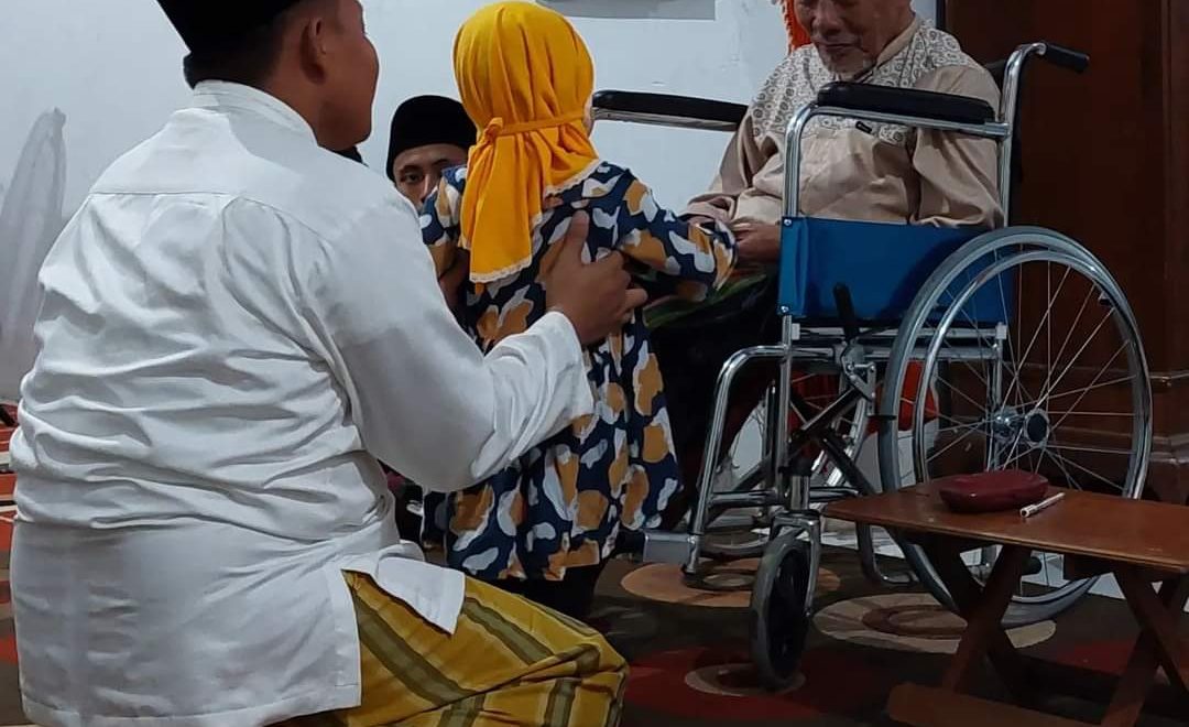 Mengajak buah hati ananda Nahla Salsabila Azzahra sumkem ke guru/kiai